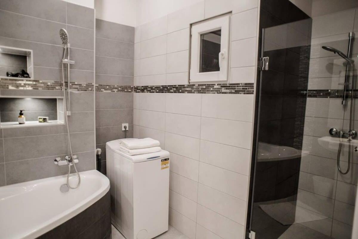 New Luxury Apartment In The Center With A/C Budapesta Exterior foto